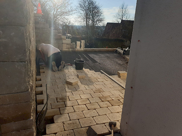 natursteinmauer-und-belag